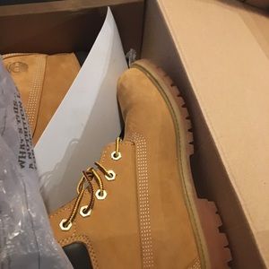 I’m selling a size 7 women’s Butters only wore 3 times with the box.